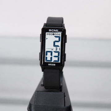 Reloj digital con correa negra ajustable y pantalla rectangular