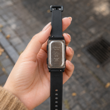 Vista trasera de reloj digital rectangular con correa negra
