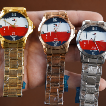 Detalle en mano de tres relojes náuticos con malla metálica