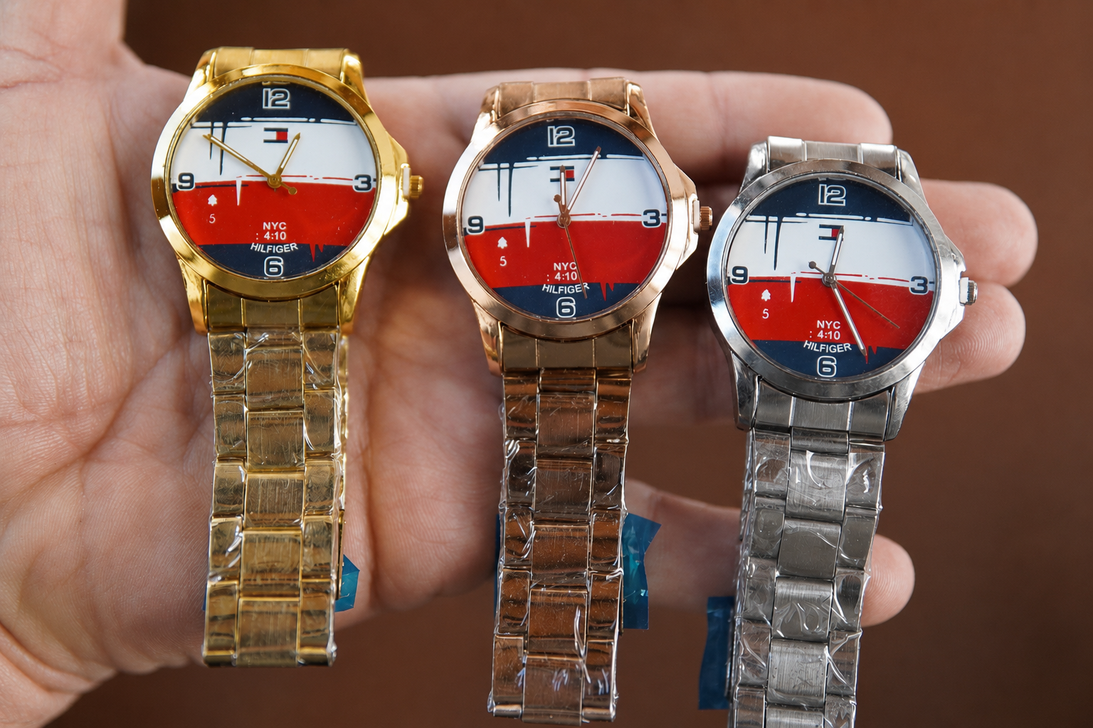 Detalle en mano de tres relojes náuticos con malla metálica