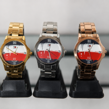 Tres relojes náuticos en dorado, plateado y dorado negro sobre exhibidor