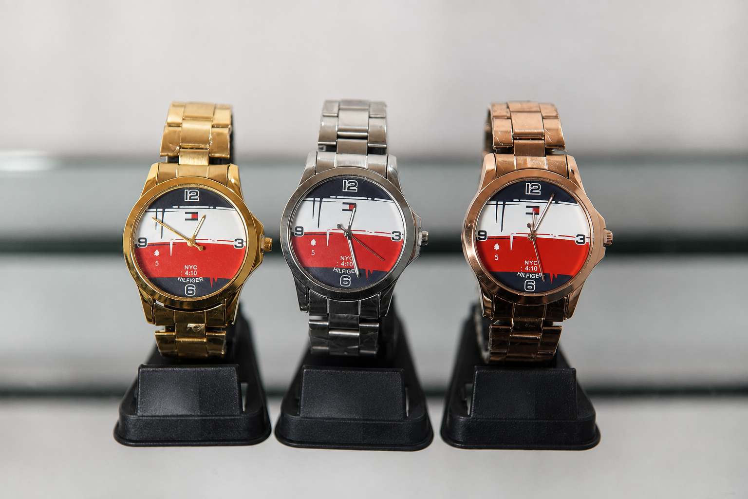 Tres relojes náuticos en dorado, plateado y dorado negro sobre exhibidor