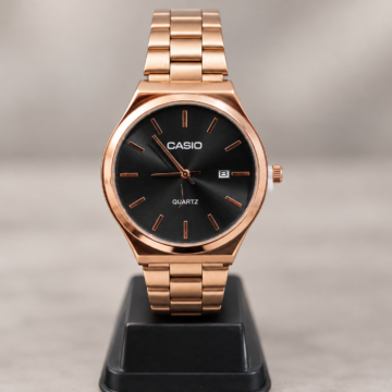 Cuatro relojes analógicos con malla metálica en tonos dorado y rosado, con esferas claras y negras.