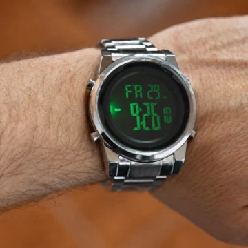 Alternative view of Reloj Digital Redondo con Malla Metálica