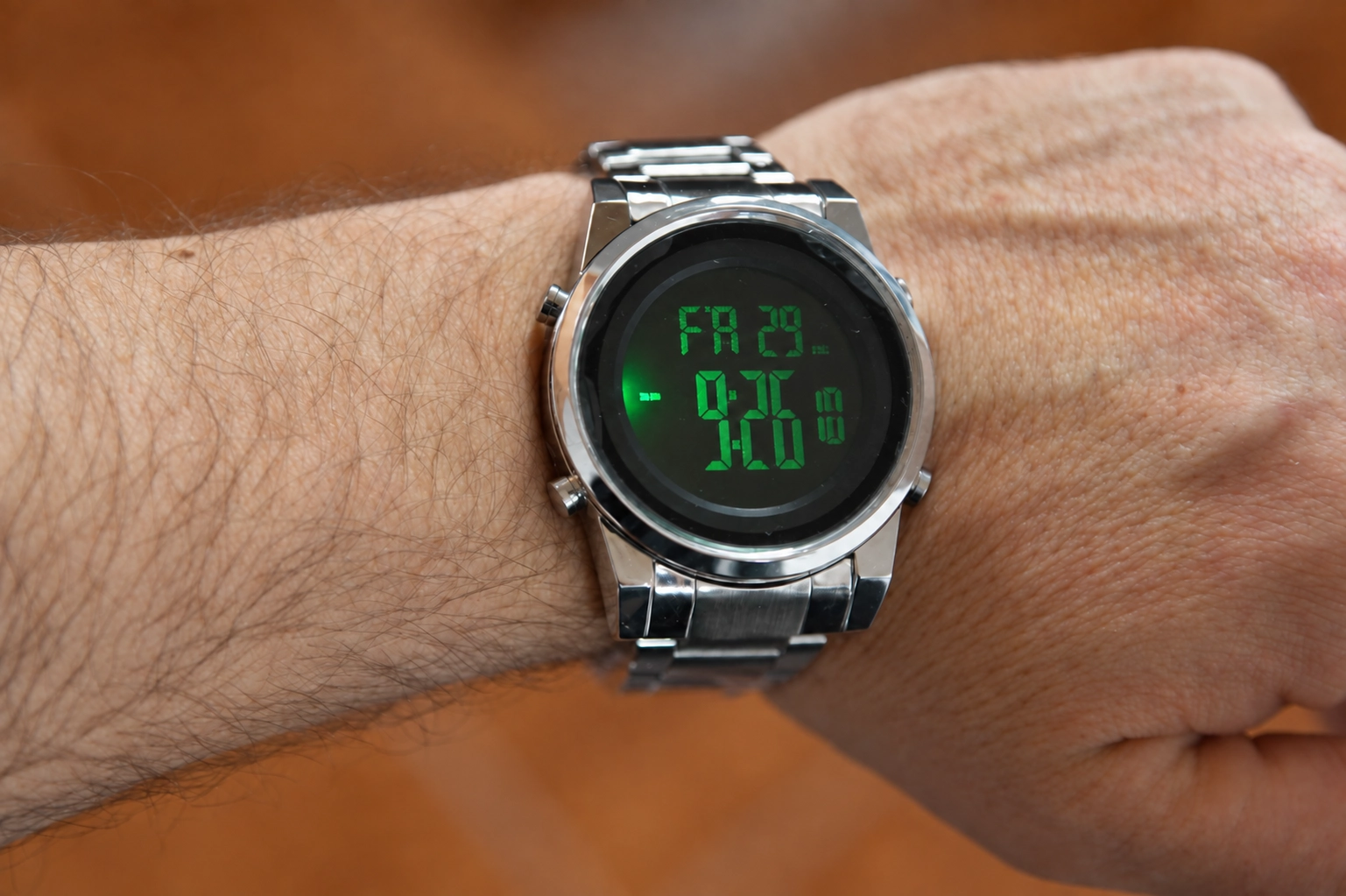 Reloj Digital Redondo con Malla Metálica - Imagen 2