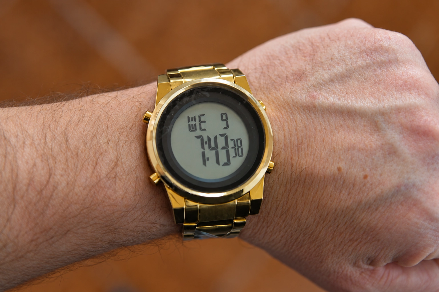 Reloj Digital Redondo con Malla Metálica - Imagen 3