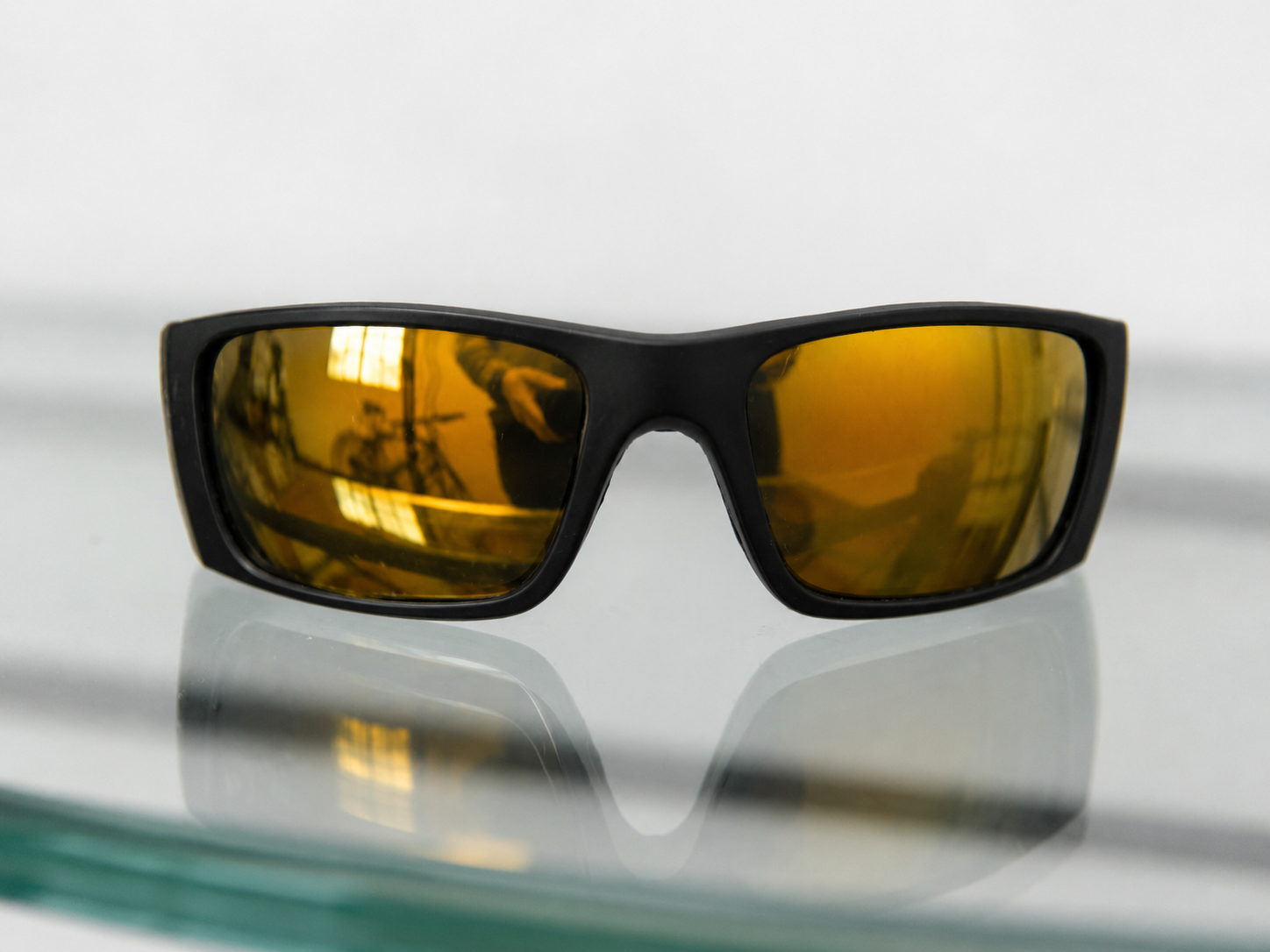 Anteojos de sol deportivos UV400 con marco negro y lentes espejados ámbar vista frontal