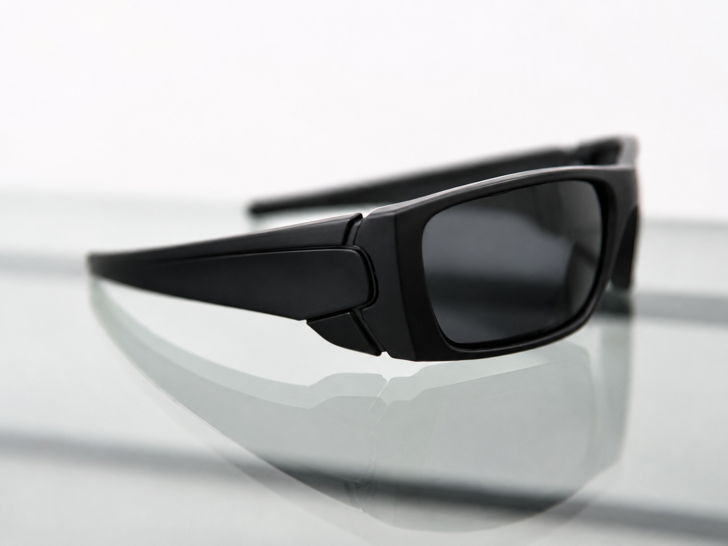 Anteojos deportivos UV400 negros con lentes espejados ámbar vista lateral