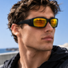 Anteojos de sol deportivos UV400 espejados colocados en modelo masculino