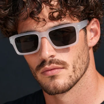 Anteojos de sol con marco translúcido mate y lentes oscuras