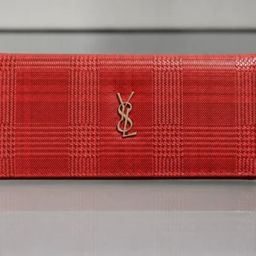 Billetera larga roja texturada con solapa y detalle metálico