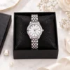 Reloj analógico plateado con strass y esfera blanca
