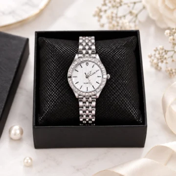 Reloj analógico plateado con strass y esfera blanca