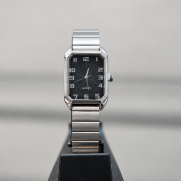 Reloj rectangular plateado con esfera blanca y números arábigos