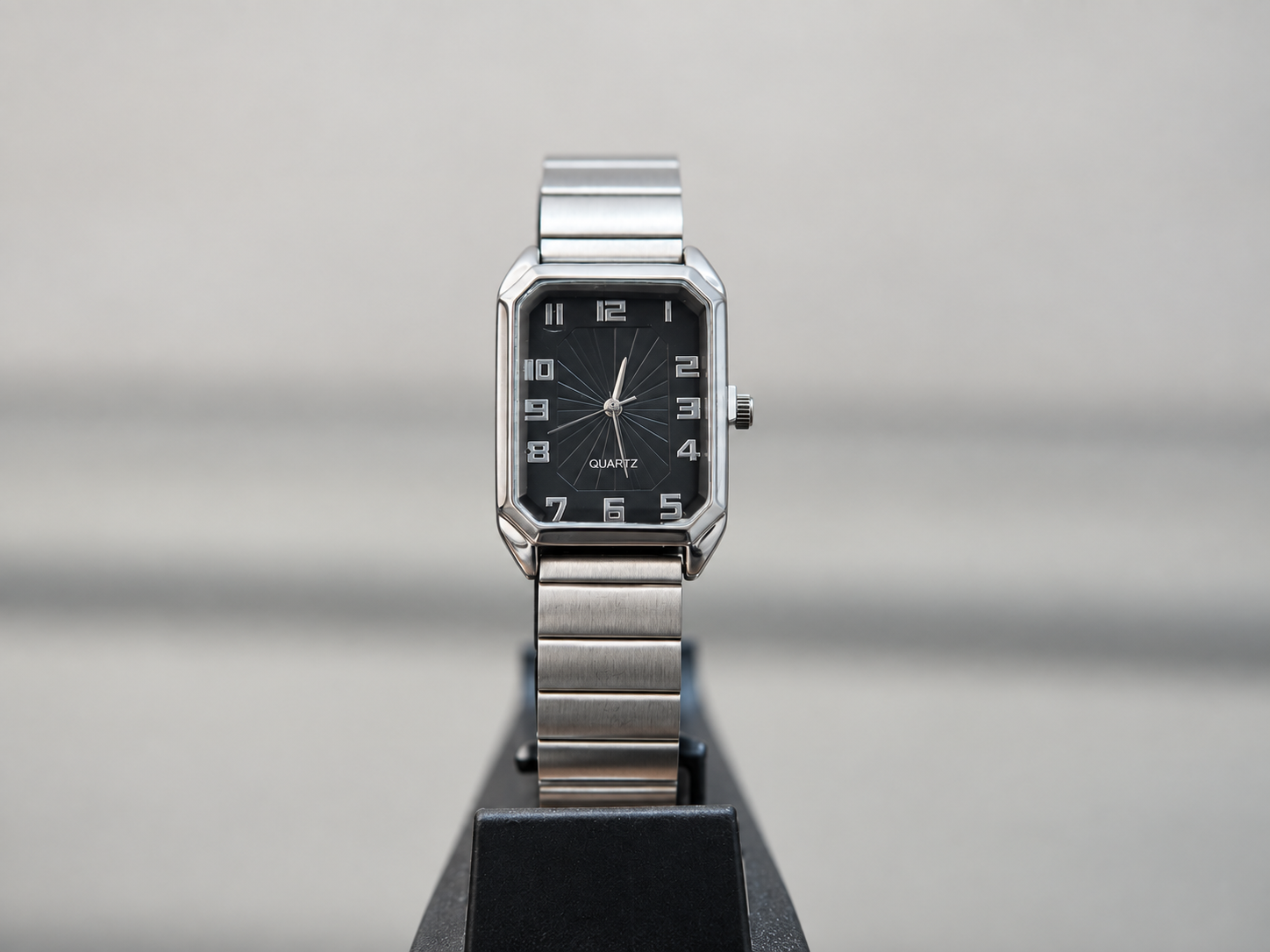 Reloj rectangular plateado con esfera blanca y números arábigos