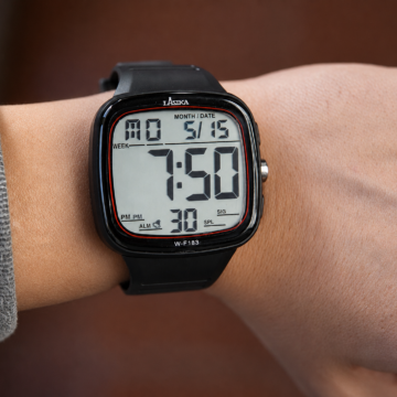 Reloj Deportivo Digital LASIKA F183 colocado en muñeca