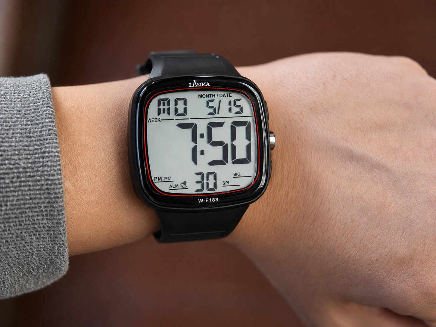 Reloj Deportivo Digital LASIKA F183 colocado en muñeca