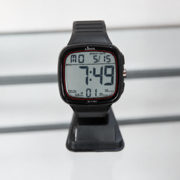 Reloj Deportivo Digital LASIKA F183 vista frontal con pantalla blanca