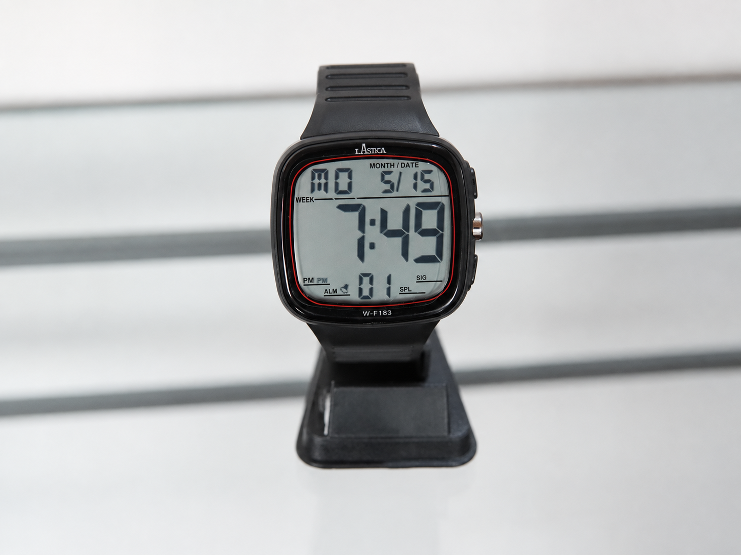 Reloj Deportivo Digital LASIKA F183 vista frontal con pantalla blanca