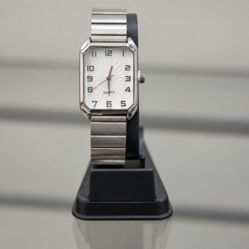 Reloj rectangular plateado con esfera blanca y números arábigos