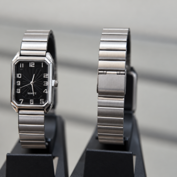 Alternative view of Reloj Analógico Rectangular Plateado