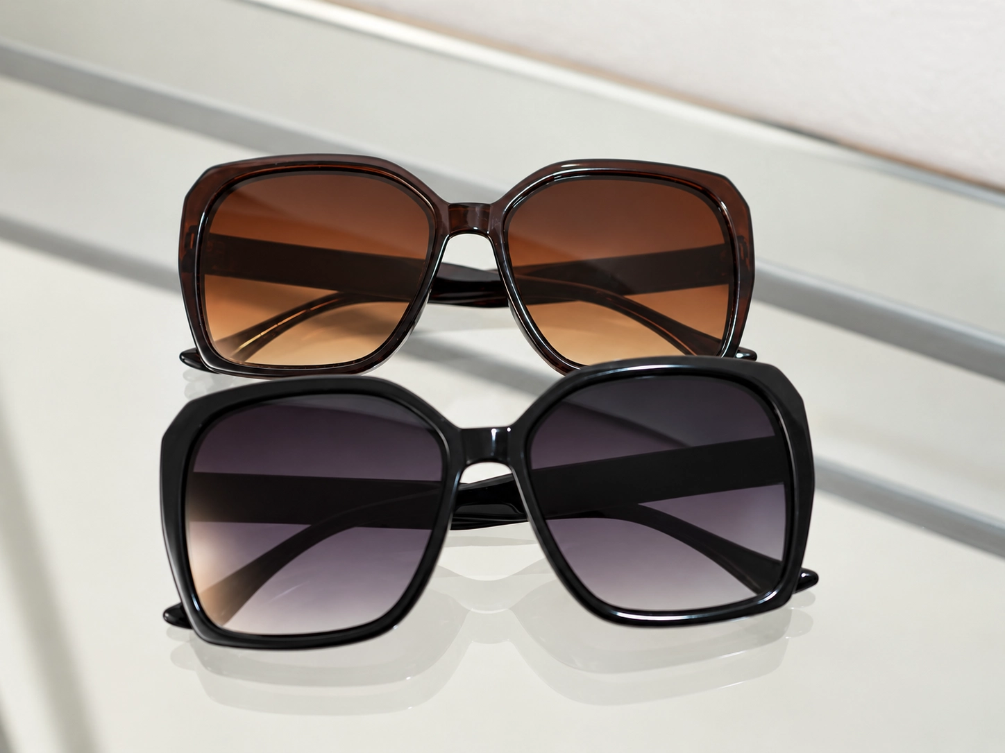 Anteojos de sol cuadrados estilo mariposa en versiones negra y marrón