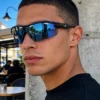 Anteojos de sol deportivos envolventes con lente azul espejada