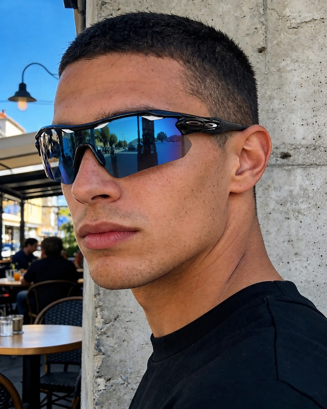 Anteojos de sol deportivos envolventes con lente azul espejada
