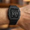 Reloj digital deportivo negro por mayor colocado en muñeca