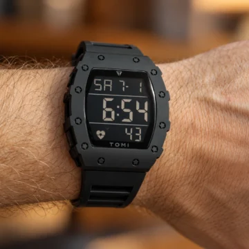 Reloj digital deportivo negro por mayor colocado en muñeca