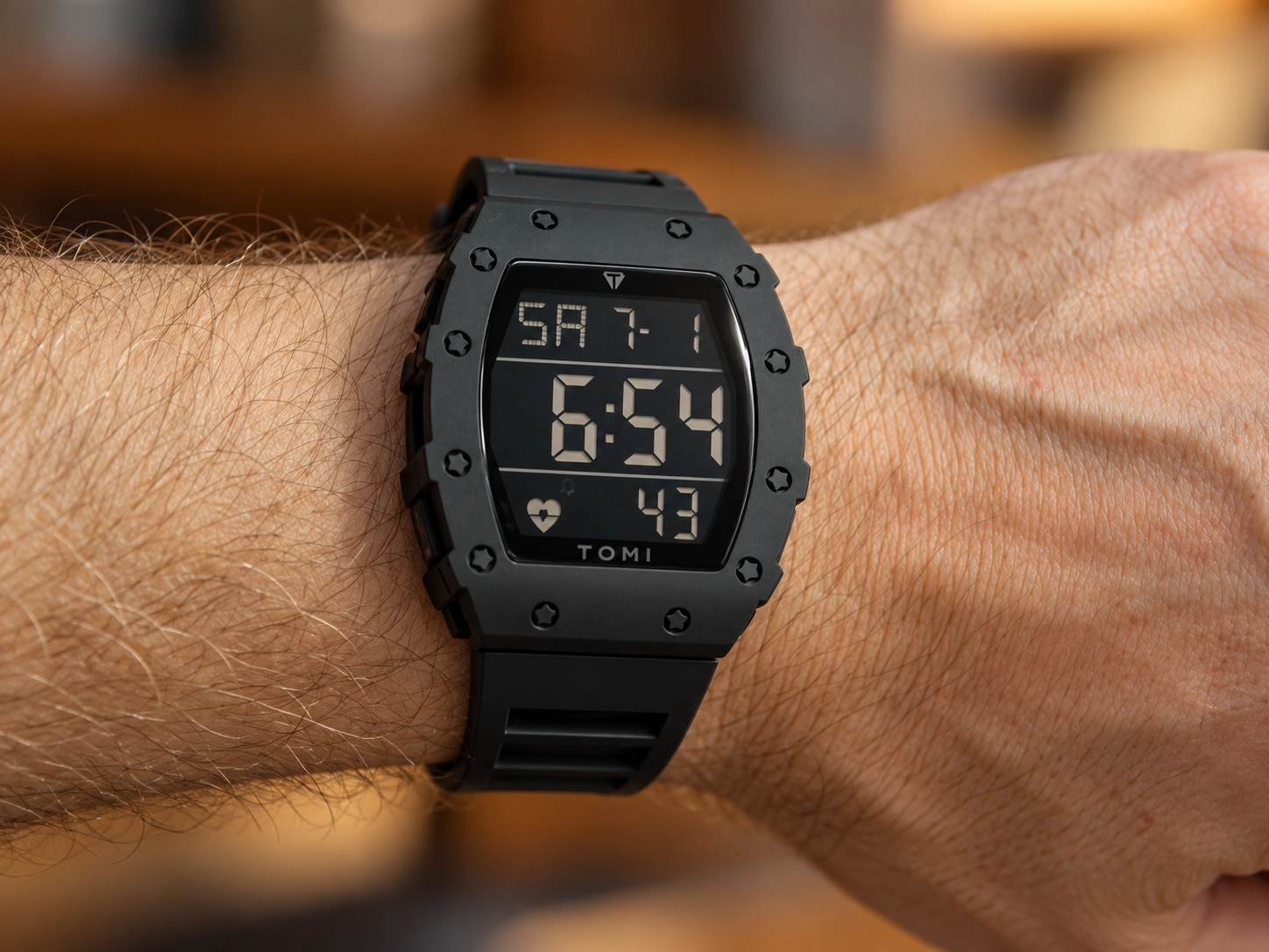 Reloj digital deportivo negro por mayor colocado en muñeca